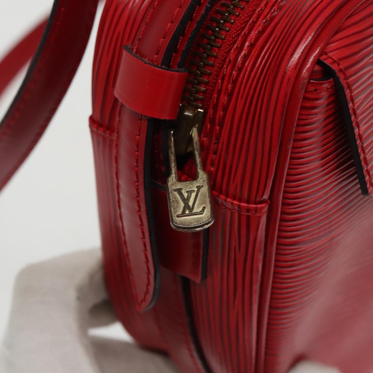 LOUIS VUITTON Epi Jeune Fille MM Shoulder Bag Red M52157 LV Auth 100462