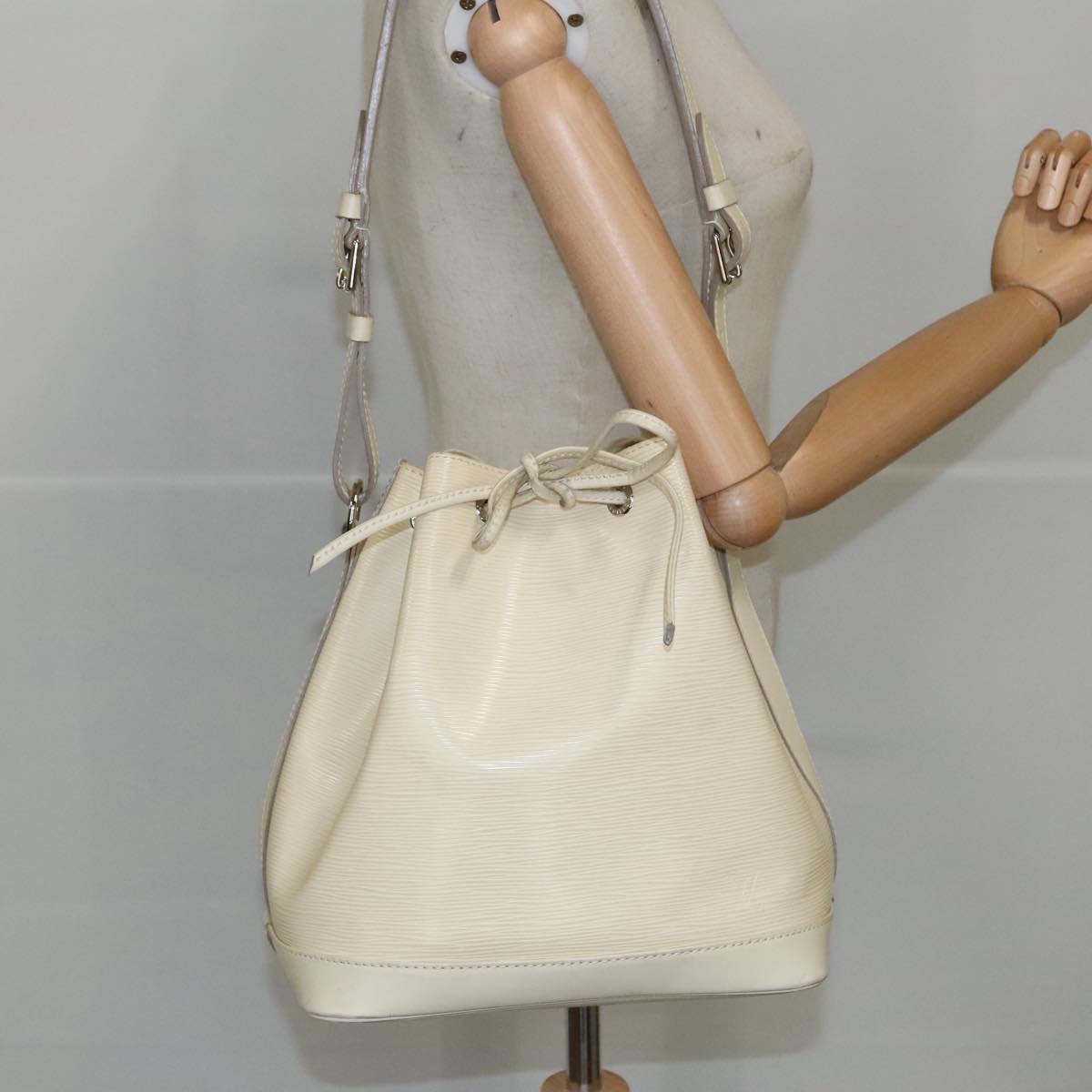 LOUIS VUITTON Epi Petit Noe Shoulder Bag White Yvoire M4084J LV Auth 100513