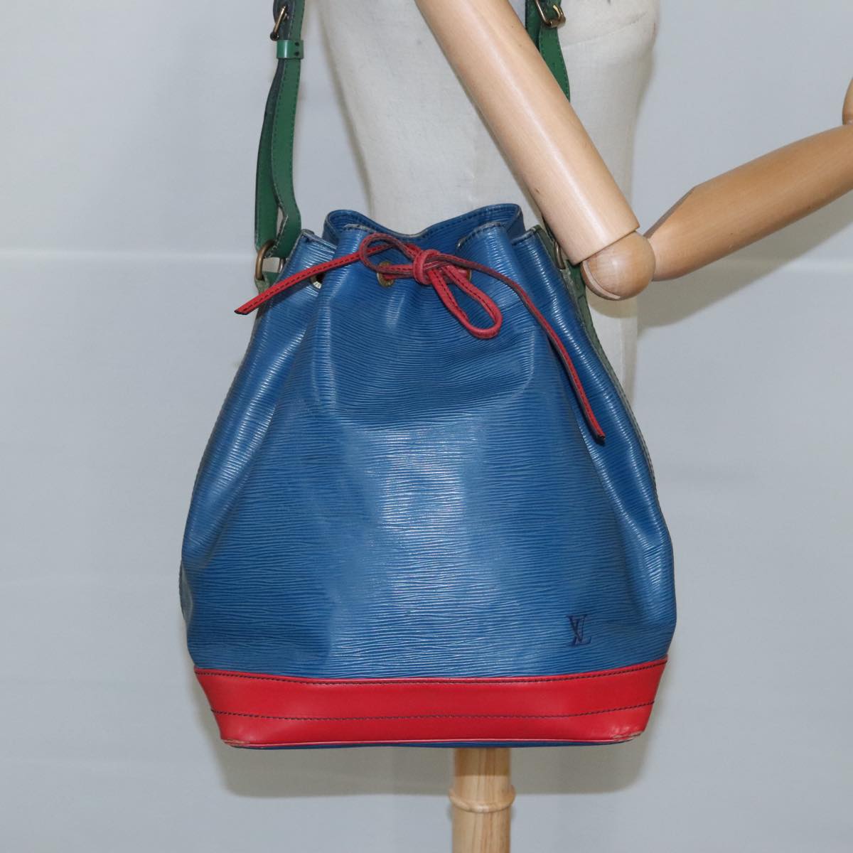 LOUIS VUITTON Epi Toriko Color Noe ShoulderBag Red Blue Green M44084 Auth 100561