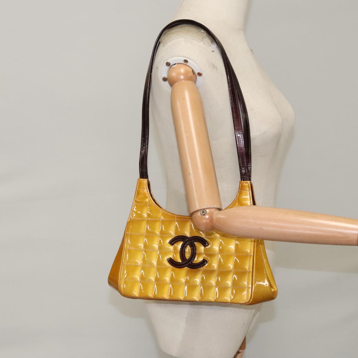 CHANEL Gamaguchi Shoulder Bag Patent leather Yellow CC Auth 100723