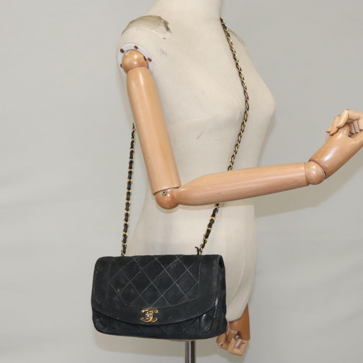 CHANEL Diana Matelasse 23 Chain Shoulder Bag Lamb Skin Black Gold CC Auth 100724