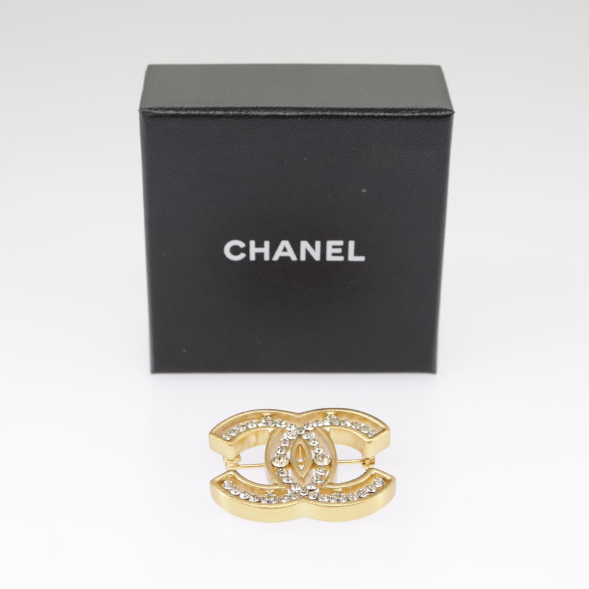 CHANEL Brooch metal Gold Tone CC Auth 101302A