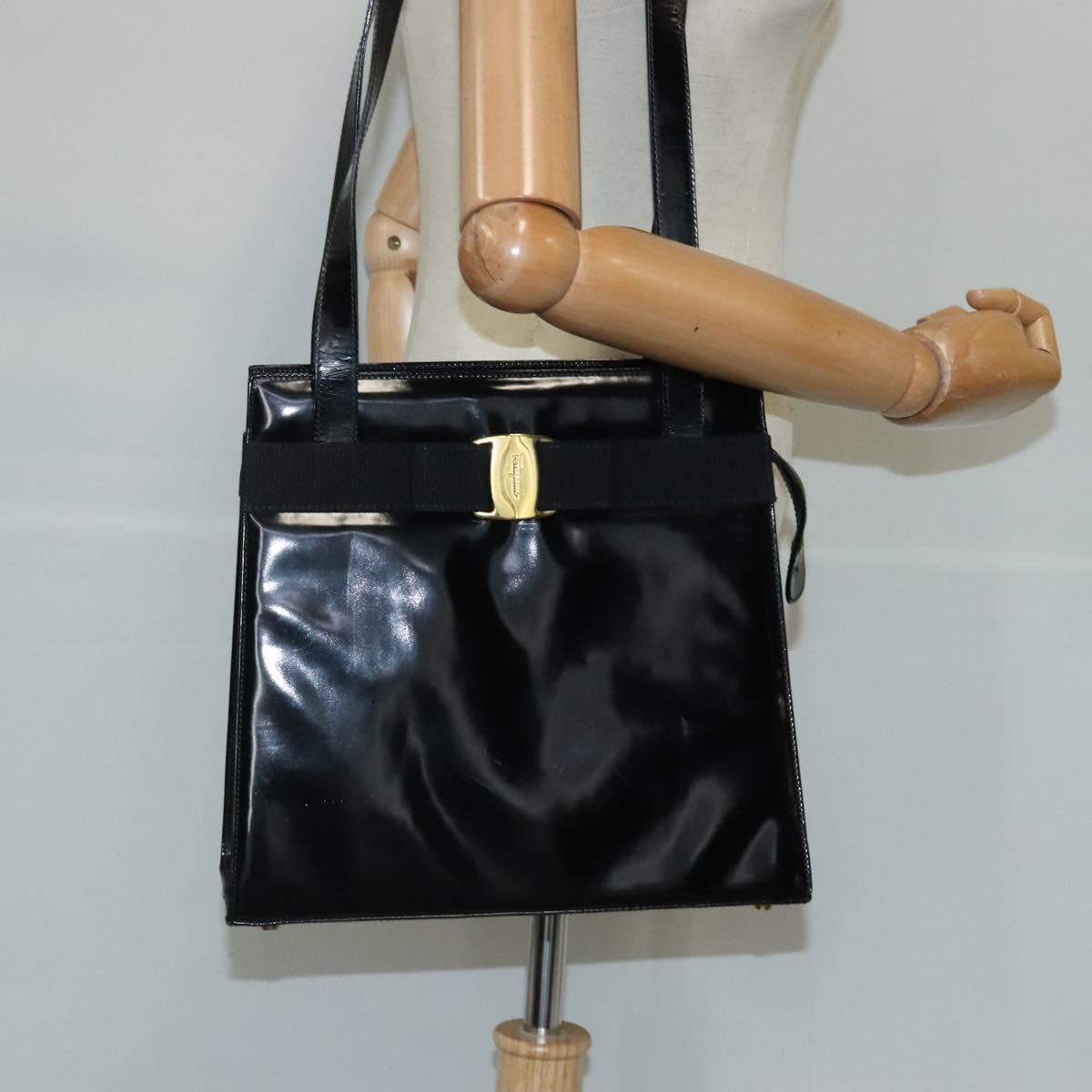 Salvatore Ferragamo Vala Shoulder Bag Patent leather Black Gold Auth 102981