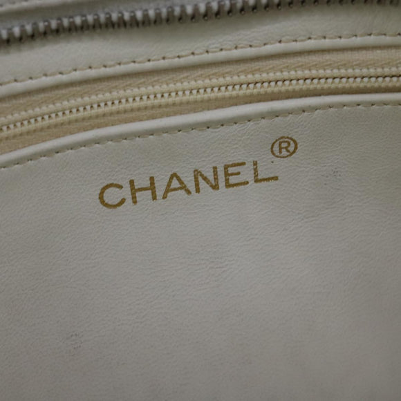CHANEL Matelasse Shoulder Bag Leather White CC Auth 106385