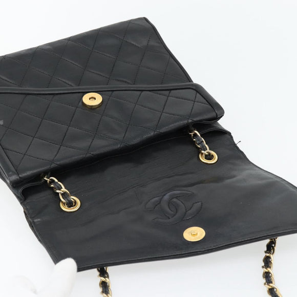 CHANEL Ketten-Schultertasche Leder Schwarz Gold CC Auth 133043