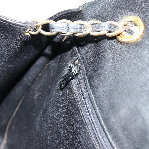 CHANEL Ketten-Schultertasche Leder Schwarz Gold CC Auth 133043