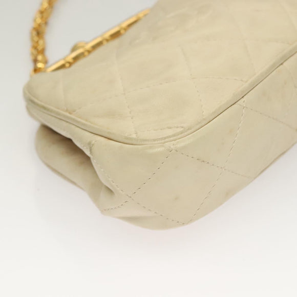 CHANEL Matelasse Clasp Chain Shoulder Bag Lamb Skin White CC Auth 134434