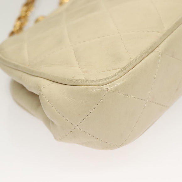 CHANEL Matelasse Clasp Chain Shoulder Bag Lamb Skin White CC Auth 134434