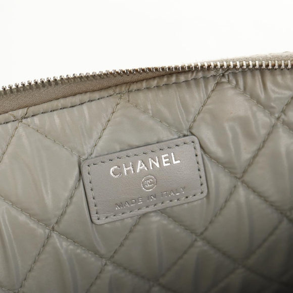 CHANEL Clutch Canvas Grau CC Auth 148530M