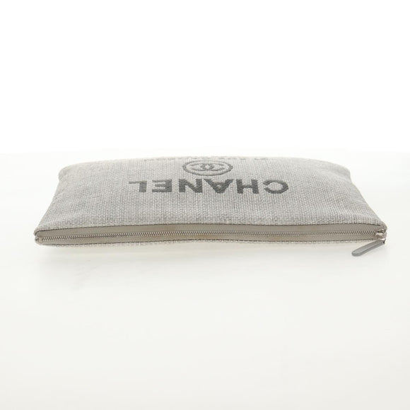 CHANEL Clutch Canvas Grau CC Auth 148530M