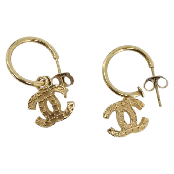 CHANEL Pierce metal Gold Tone CC Auth 180938