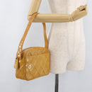 CHANEL Bicolor Schoudertas Lakleer Gele CC Auth 182869A-24