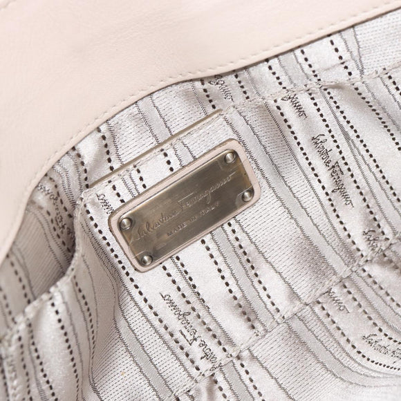 Salvatore Ferragamo Vala Chain Umhängetasche Lackleder Ivory Auth 182995A