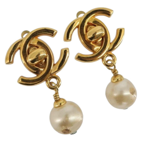 CHANEL Turn Lock Earring metal Gold Tone CC Auth 188629