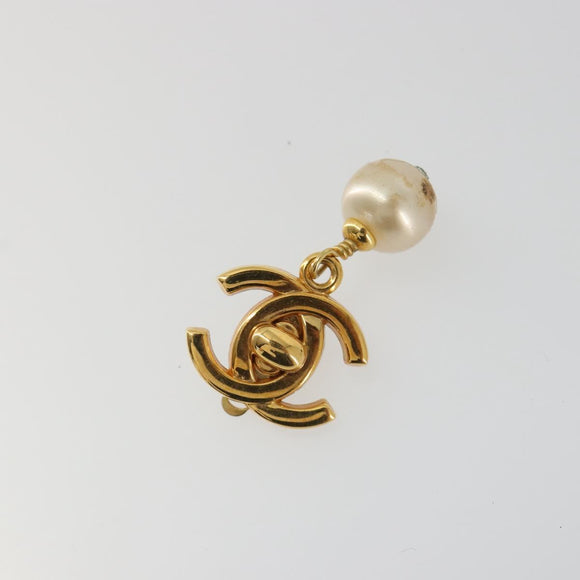 CHANEL Turn Lock Earring metal Gold Tone CC Auth 188629