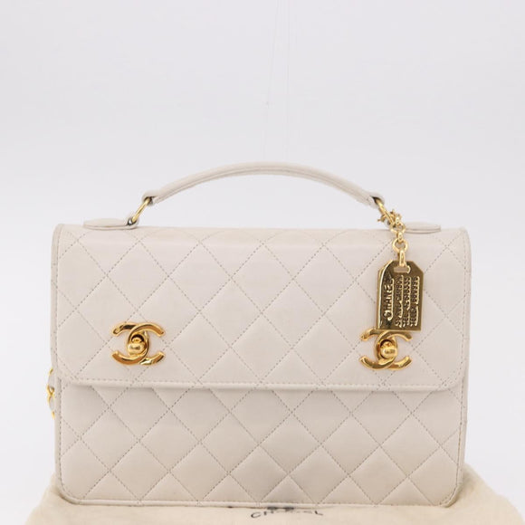 CHANEL Double Turn Lock Matelasse Chain Bag Lamb Skin White CC Auth 190079SAV