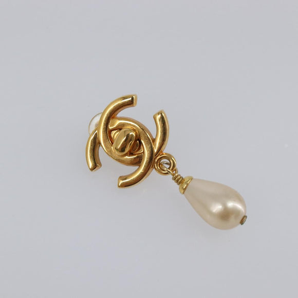 CHANEL Turn Lock Earring metal Gold CC Auth 199733V