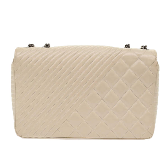 CHANEL Chevron x Matelasse Chain Shoulder Bag Lamb Skin White CC Auth 48469AV