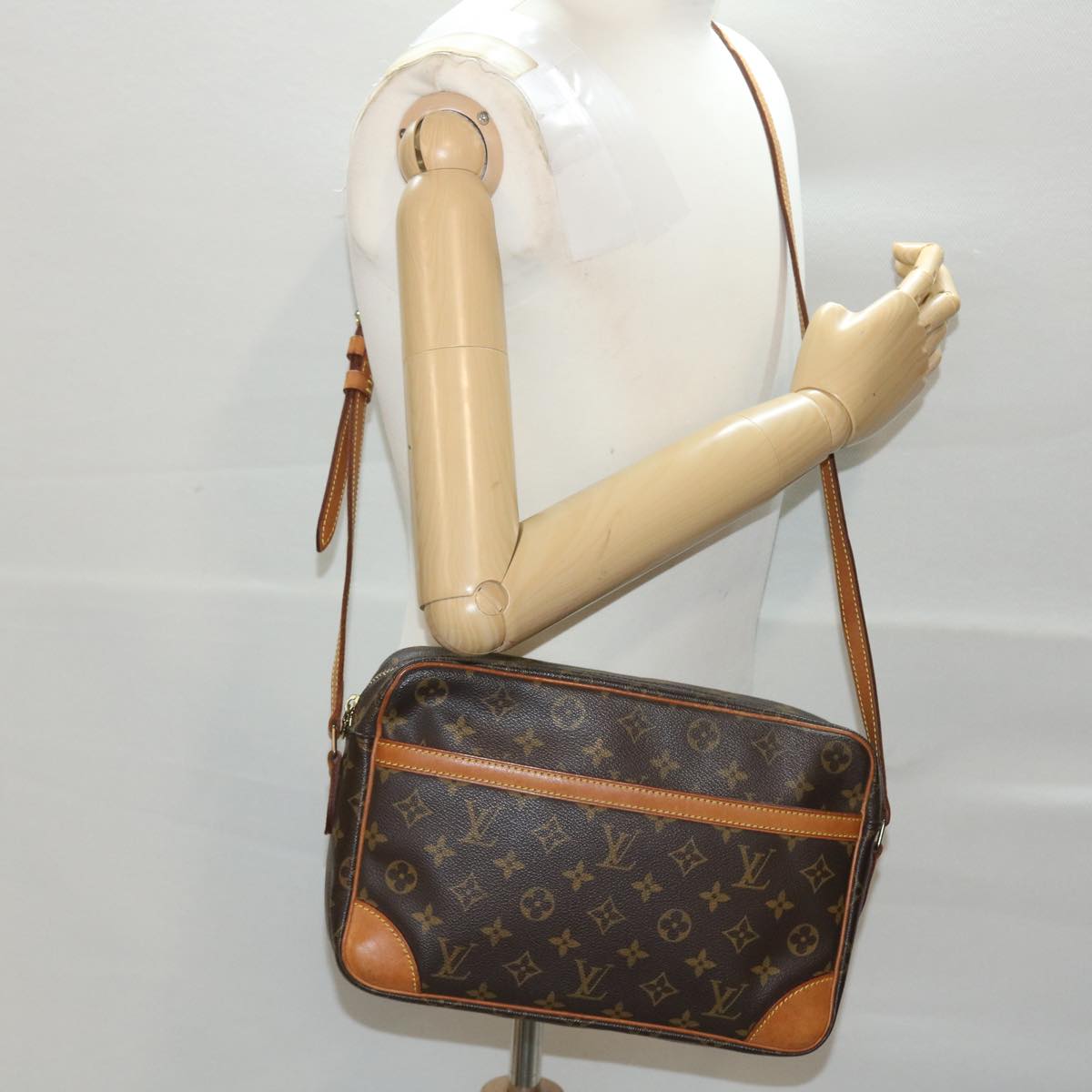 LOUIS VUITTON Monogram Trocadero 30 Shoulder Bag M51272 LV Auth 48713