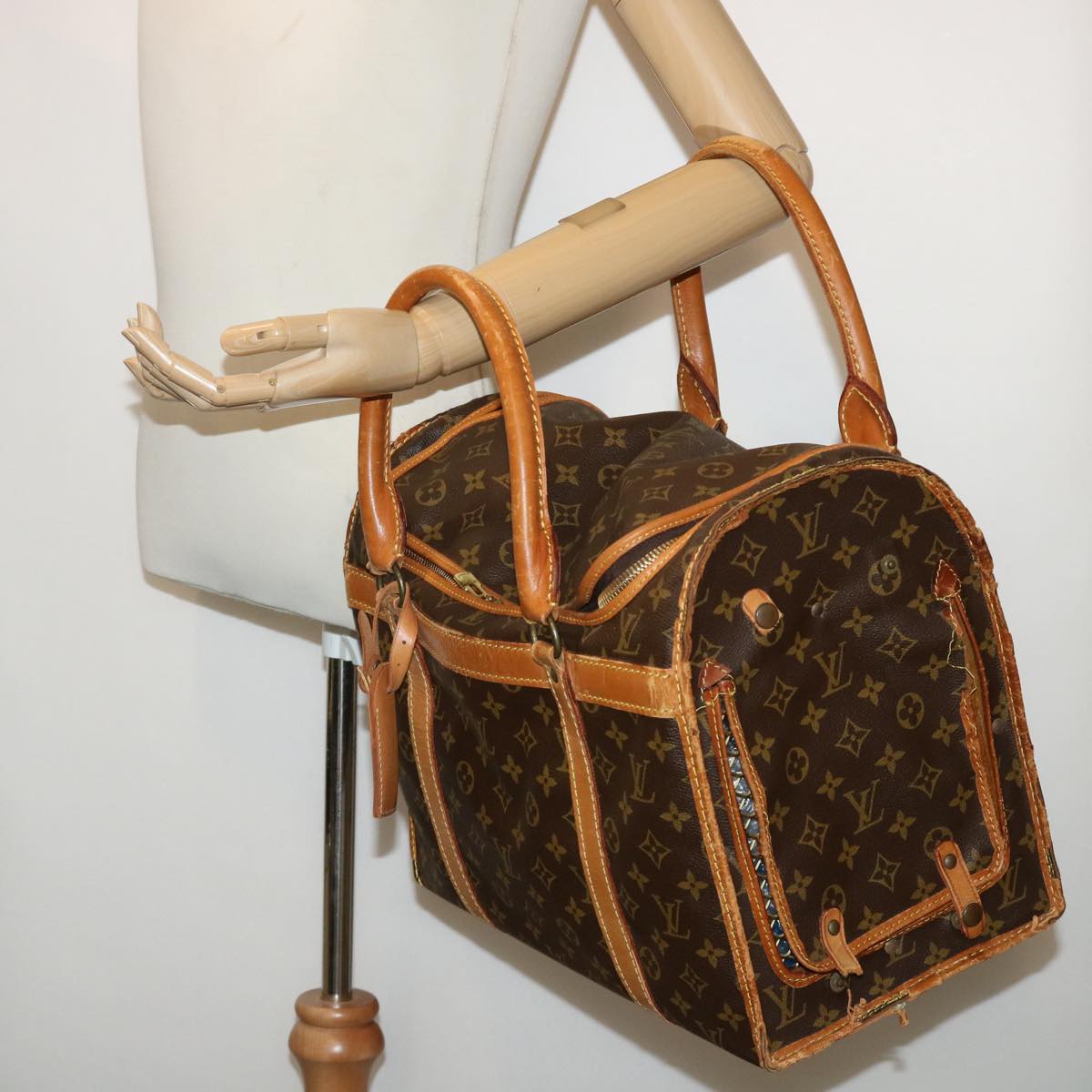 LOUIS VUITTON Monogram Sac Shan 40 Pet Carry M42024 LV Auth 50734