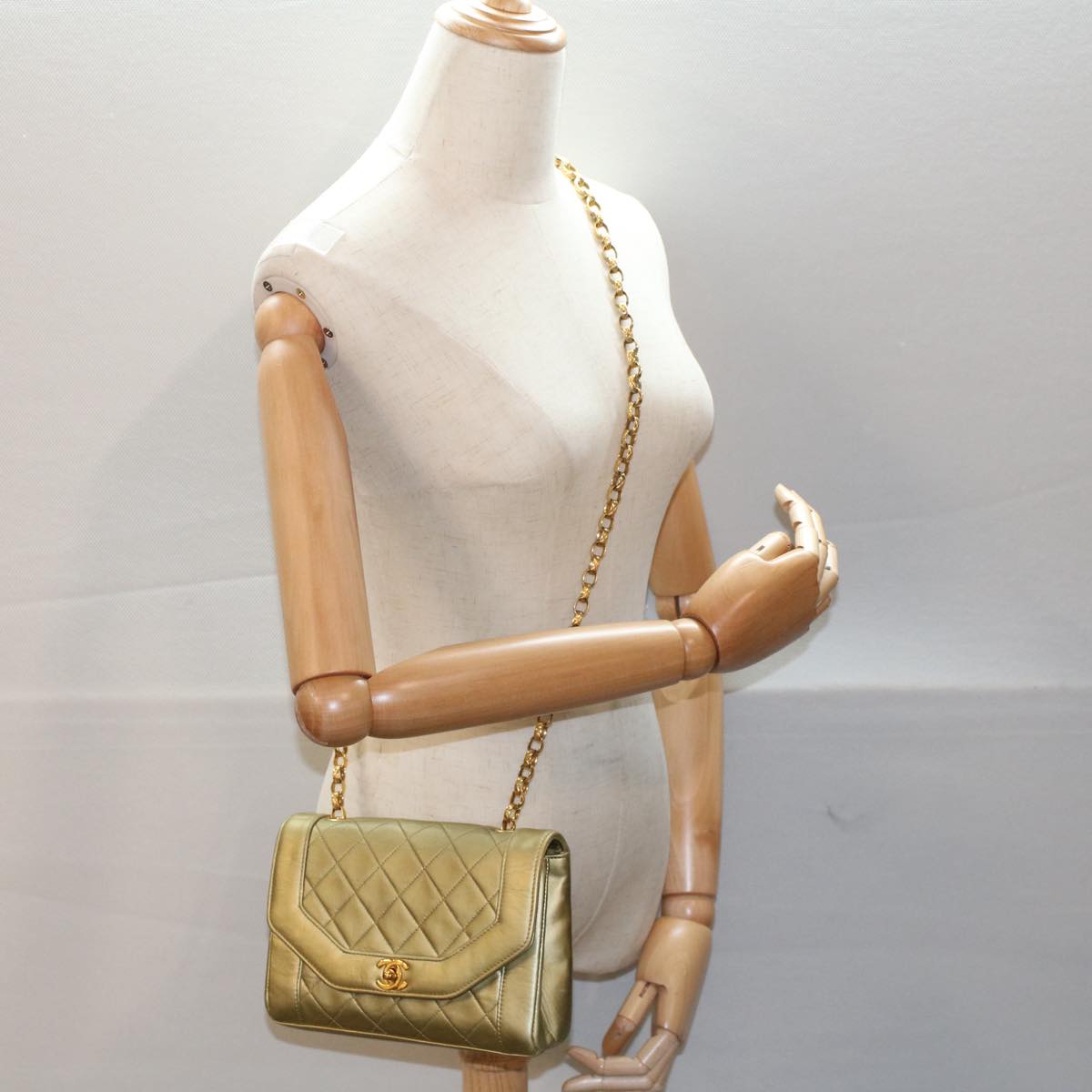 CHANEL Matelasse Turn Lock Chain Shoulder Bag Lamb Skin Gold CC Auth 51274A