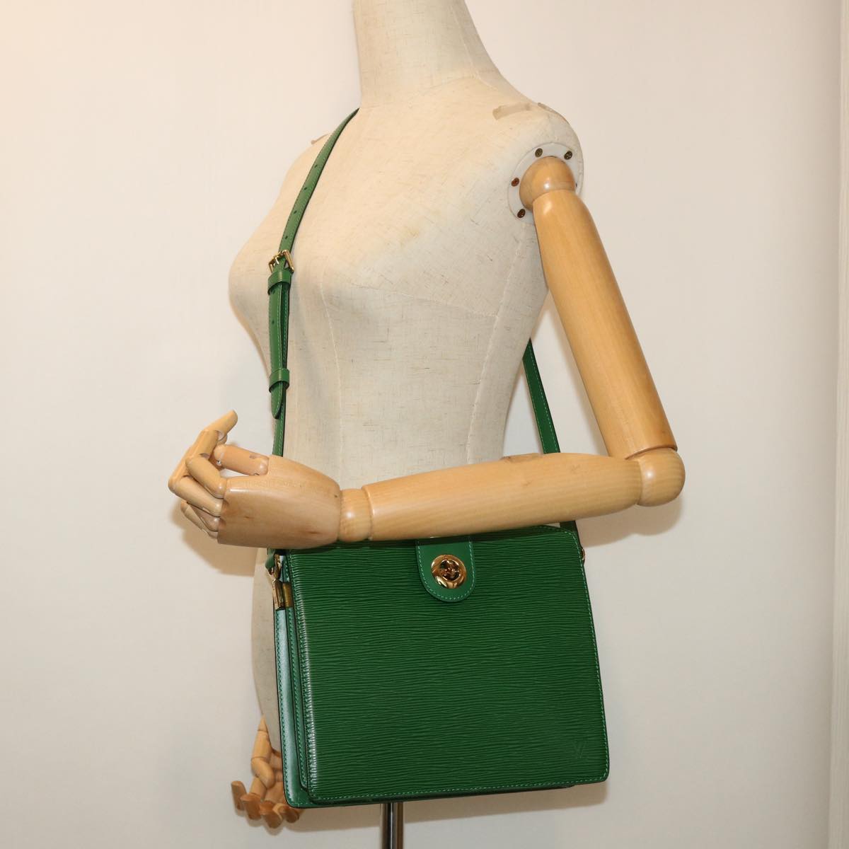 LOUIS VUITTON Epi Capucines Shoulder Bag Green M52344 LV Auth 52058