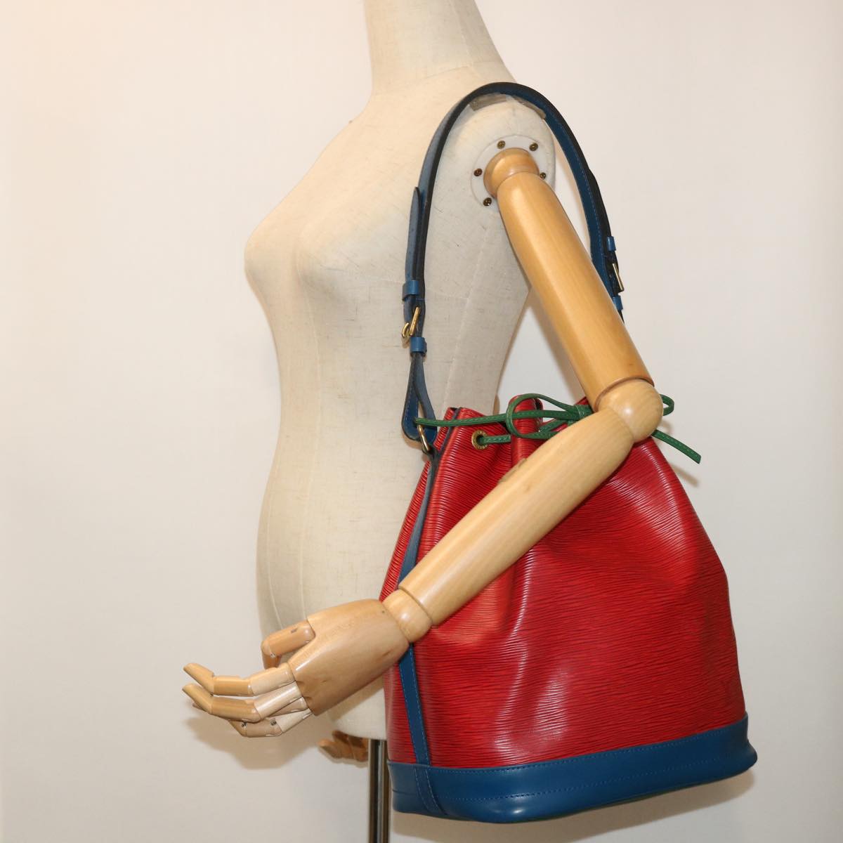 LOUIS VUITTON Epi Toriko Color Noe Shoulder Bag Red Blue Green M44084 Auth 52059