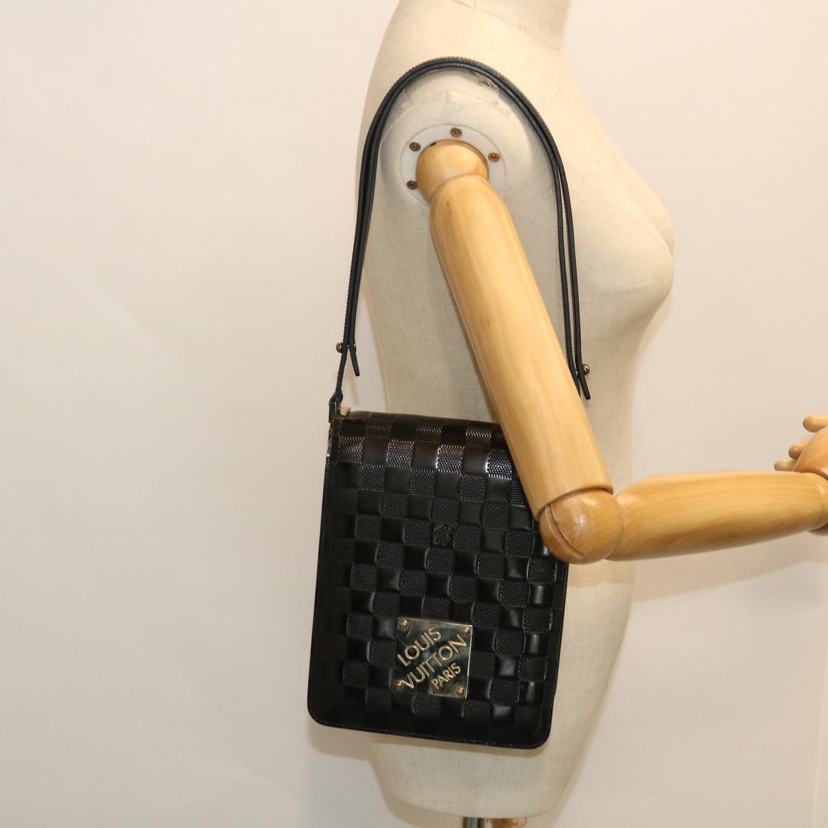 LOUIS VUITTON Damier Vernis Club Shoulder Bag Black M92129 LV Auth 52325