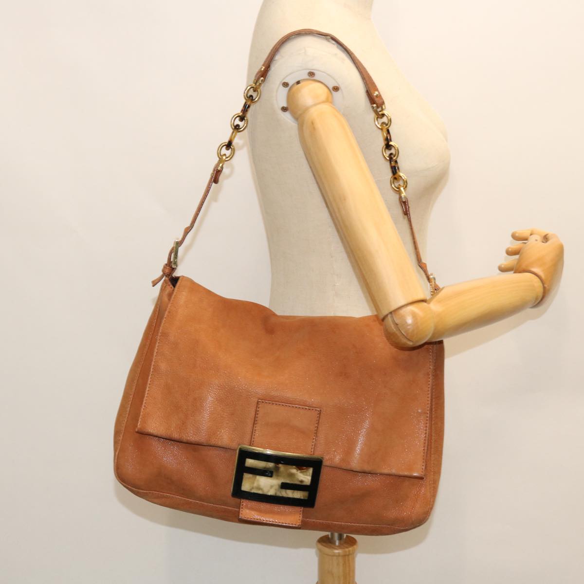 FENDI Mamma Baguette Shoulder Bag Leather Beige Auth 52497