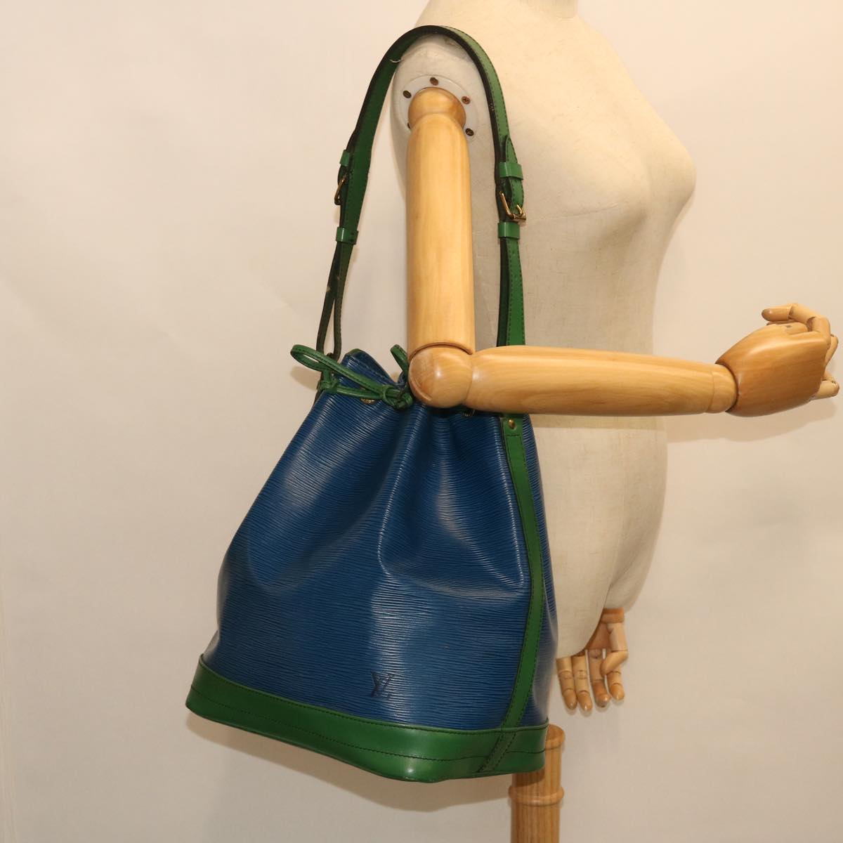 LOUIS VUITTON Epi Tricolor Noe Shoulder Bag Green Blue M44044 LV Auth 53560