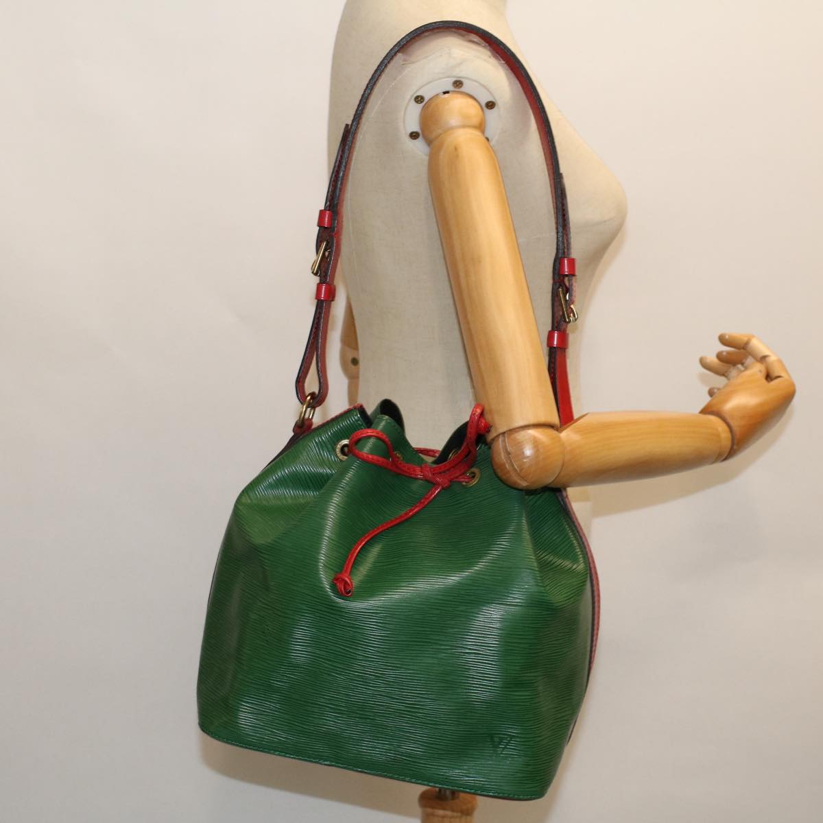 LOUIS VUITTON Epi Petit Noe Shoulder Bag Green Red M44147 LV Auth 53606