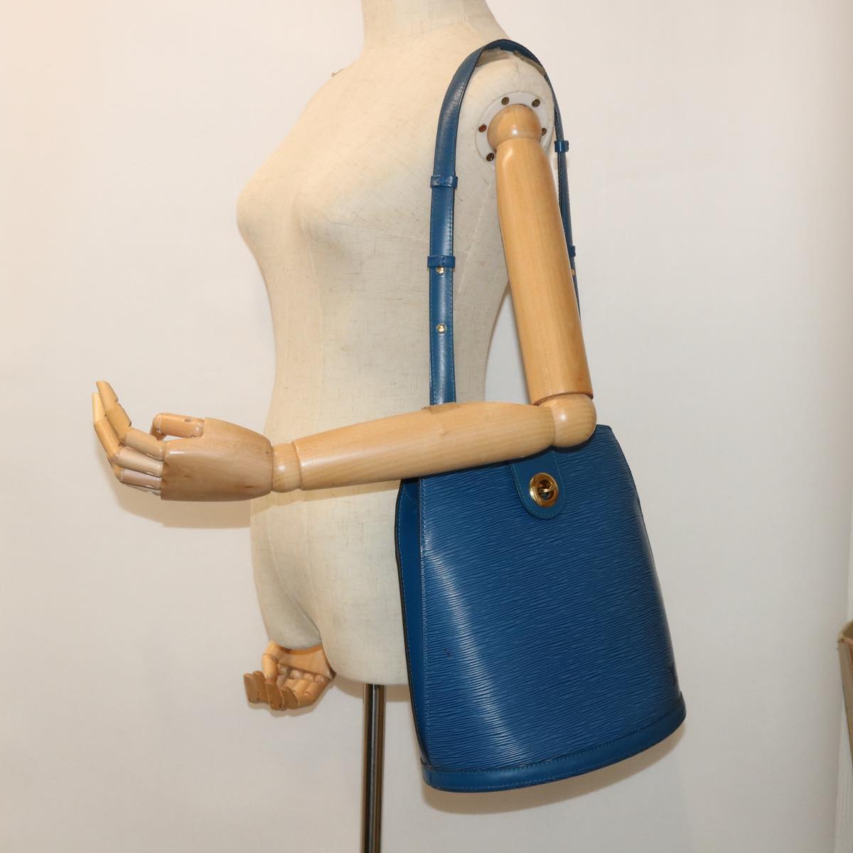 LOUIS VUITTON Epi Cluny Shoulder Bag Blue M52255 LV Auth 53959