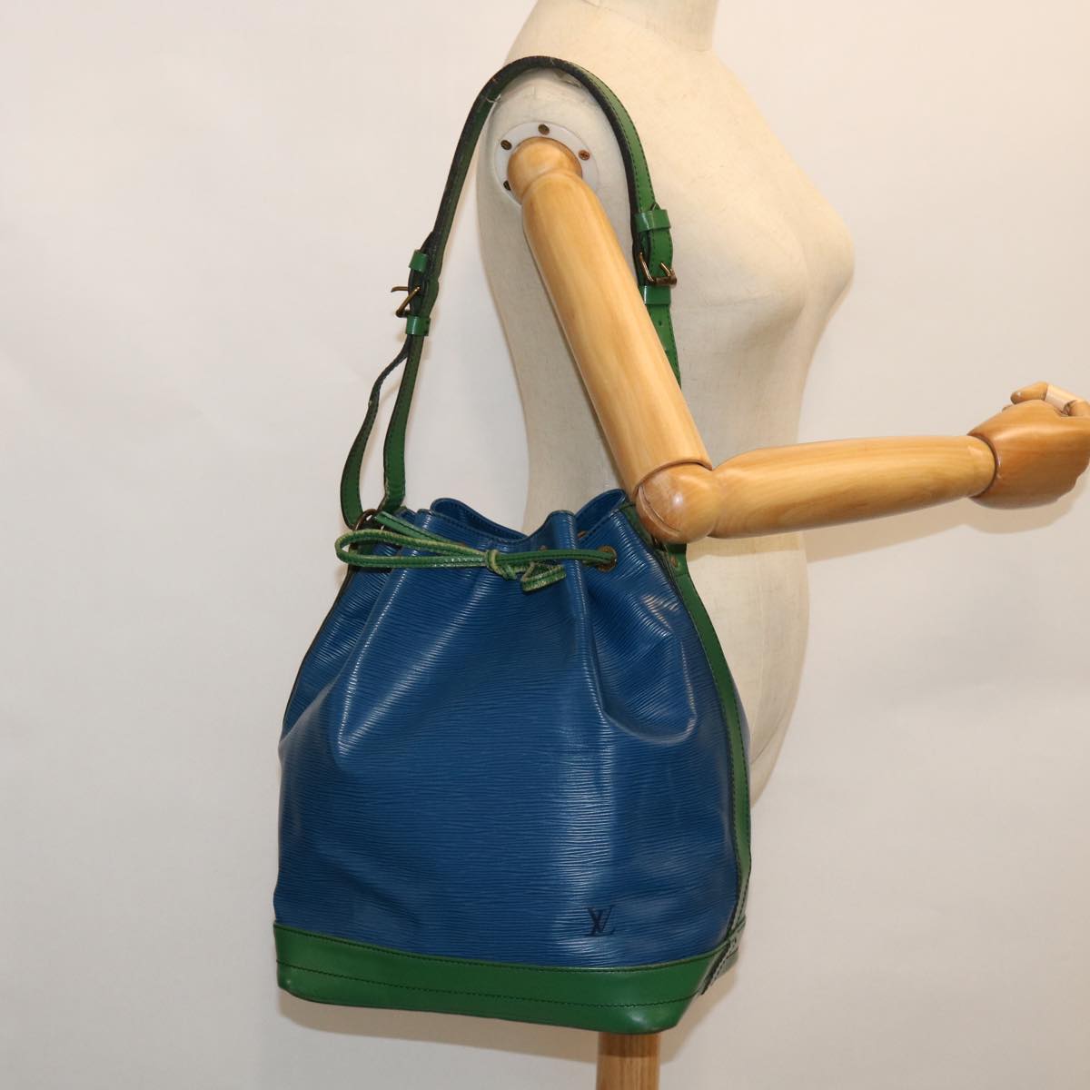 LOUIS VUITTON Epi Tricolor Noe Shoulder Bag Green Blue M44044 LV Auth 53987