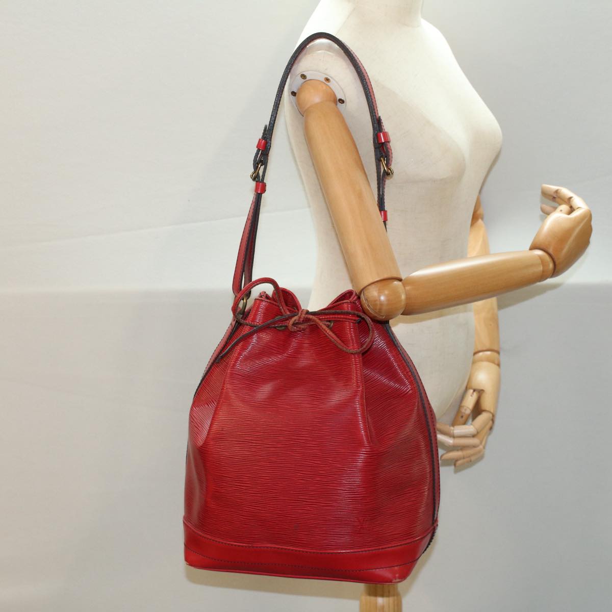 LOUIS VUITTON Epi Noe Shoulder Bag Red M44007 LV Auth 53990