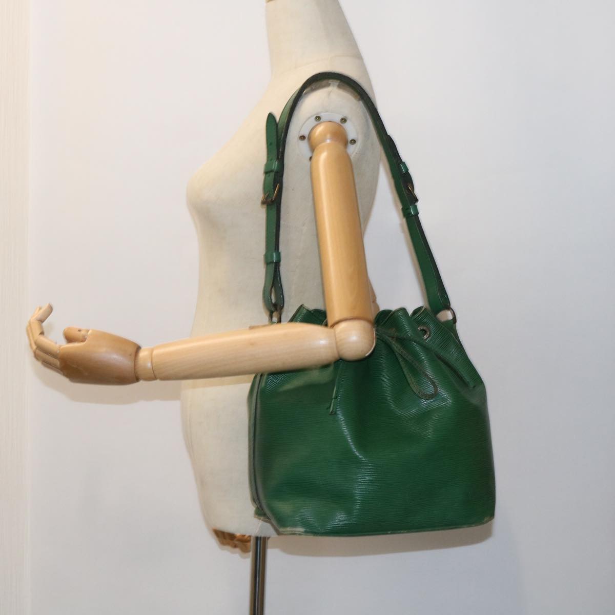 LOUIS VUITTON Epi Petit Noe Shoulder Bag Green M44104 LV Auth 54293