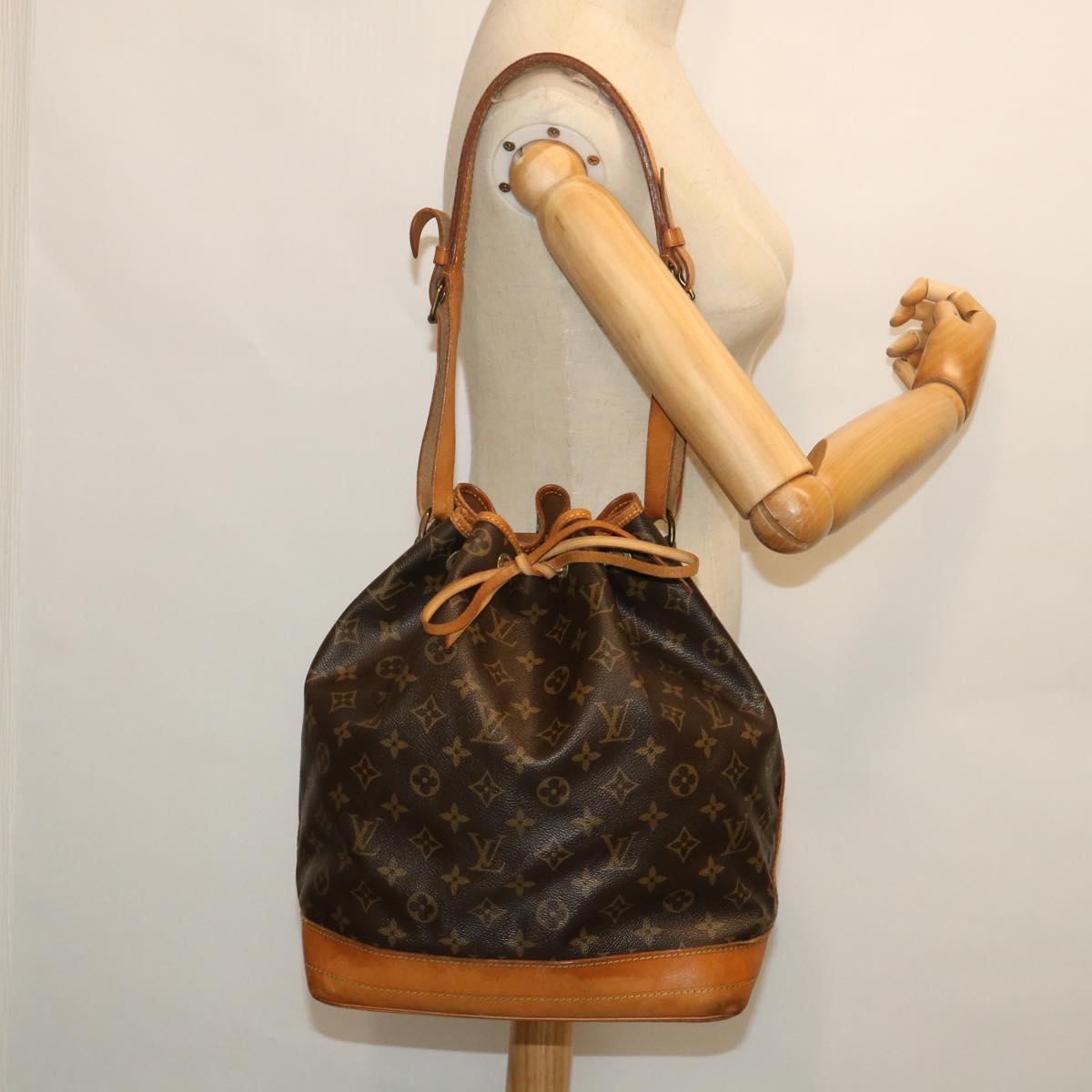 LOUIS VUITTON Monogram Noe Shoulder Bag M42224 LV Auth 54313