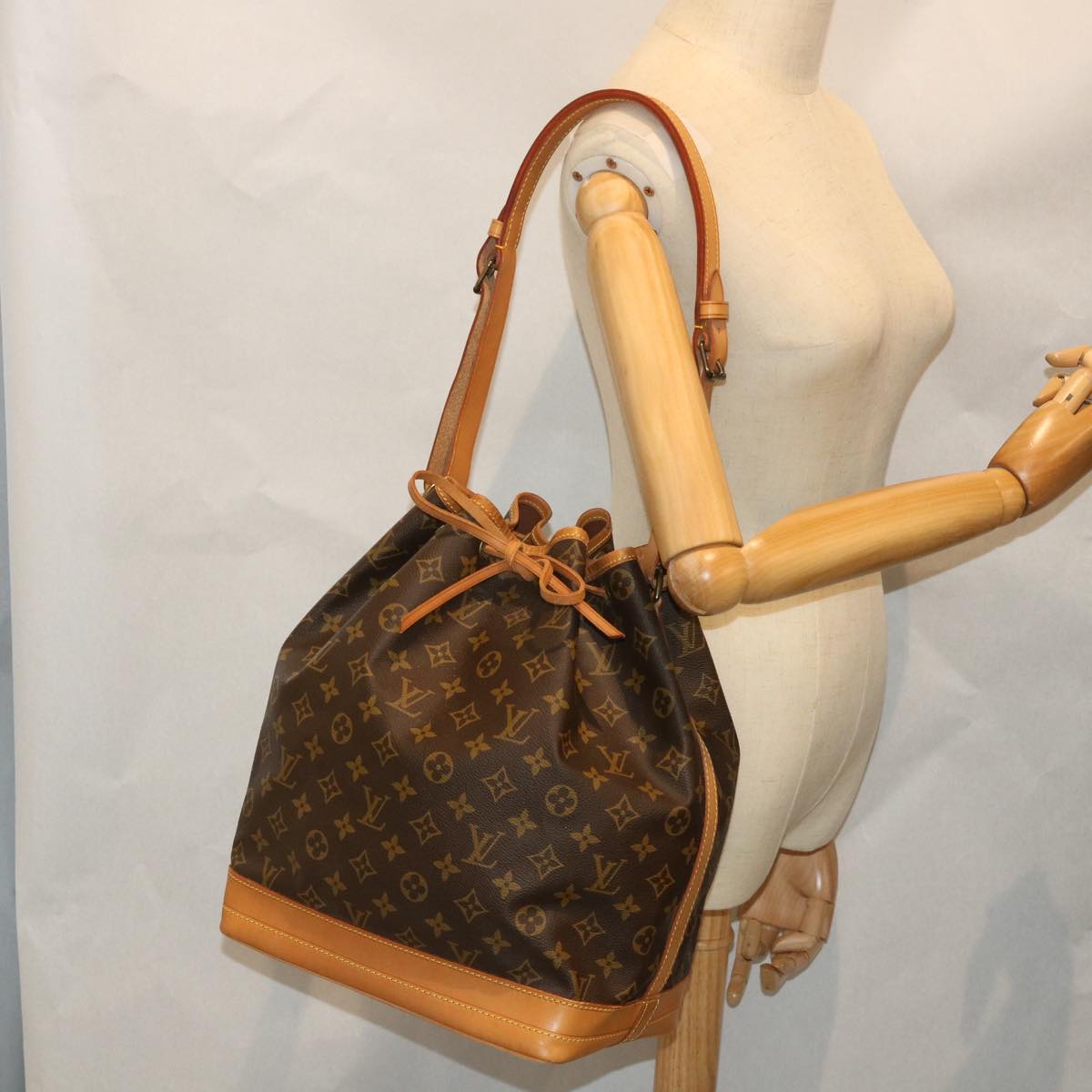 LOUIS VUITTON Monogram Noe Shoulder Bag M42224 LV Auth 54320