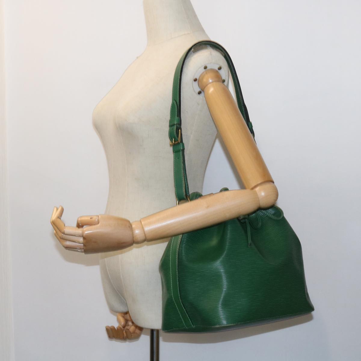 LOUIS VUITTON Epi Petit Noe Shoulder Bag Green M44104 LV Auth 54517