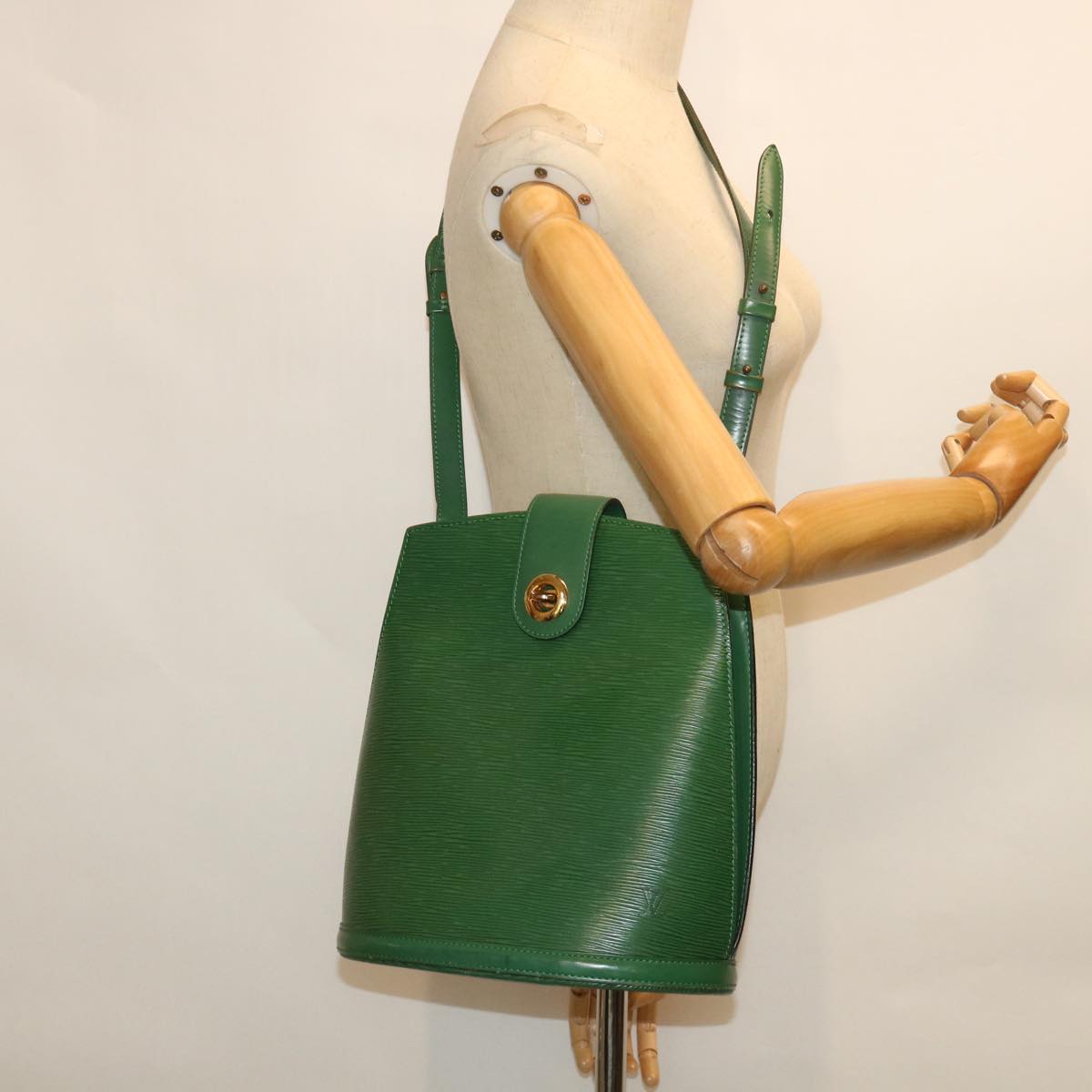 LOUIS VUITTON Epi Cluny Shoulder Bag Green M52254 LV Auth 54611