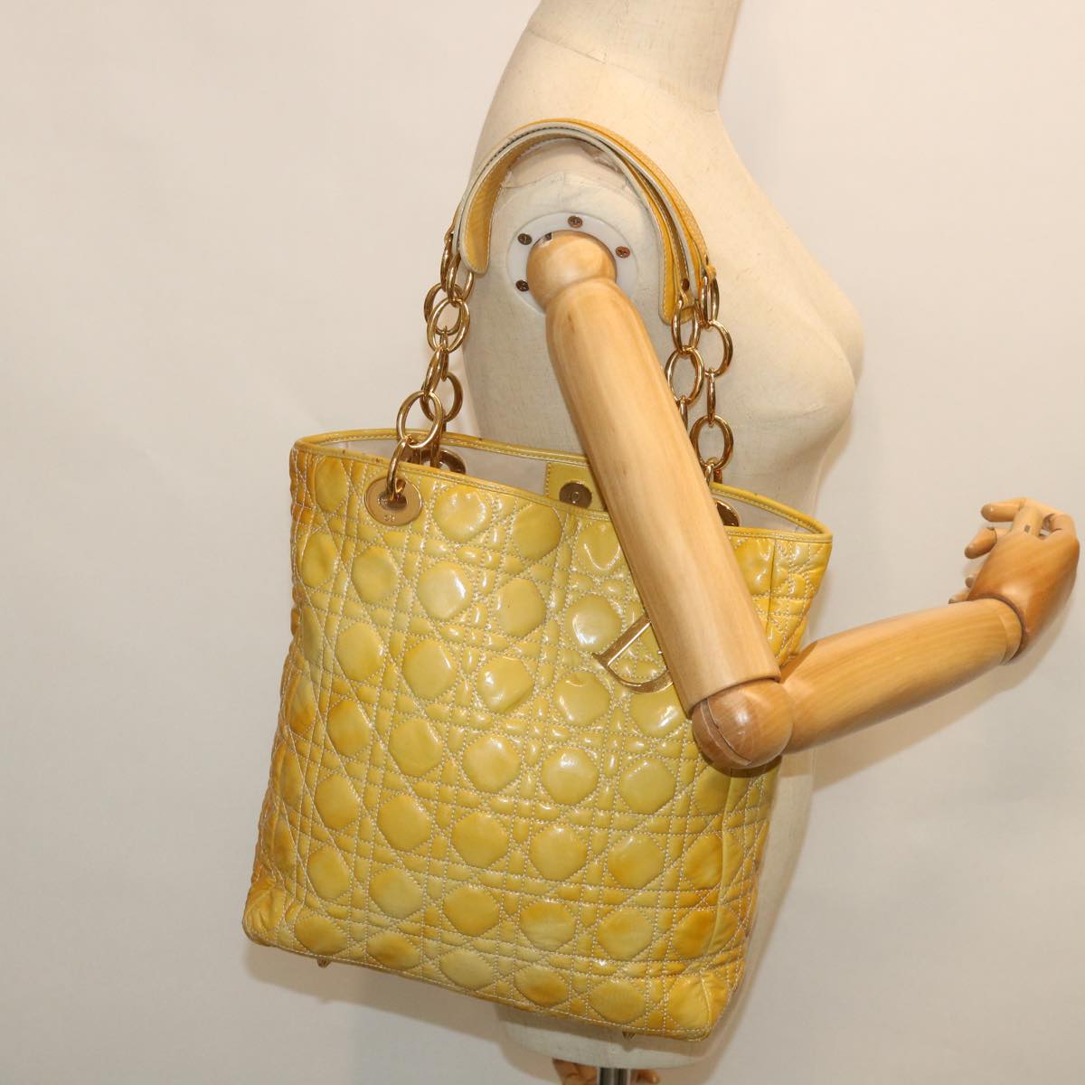 Christian Dior Lady Dior Canage Chain Tote Bag Patent leather Yellow Auth 54827