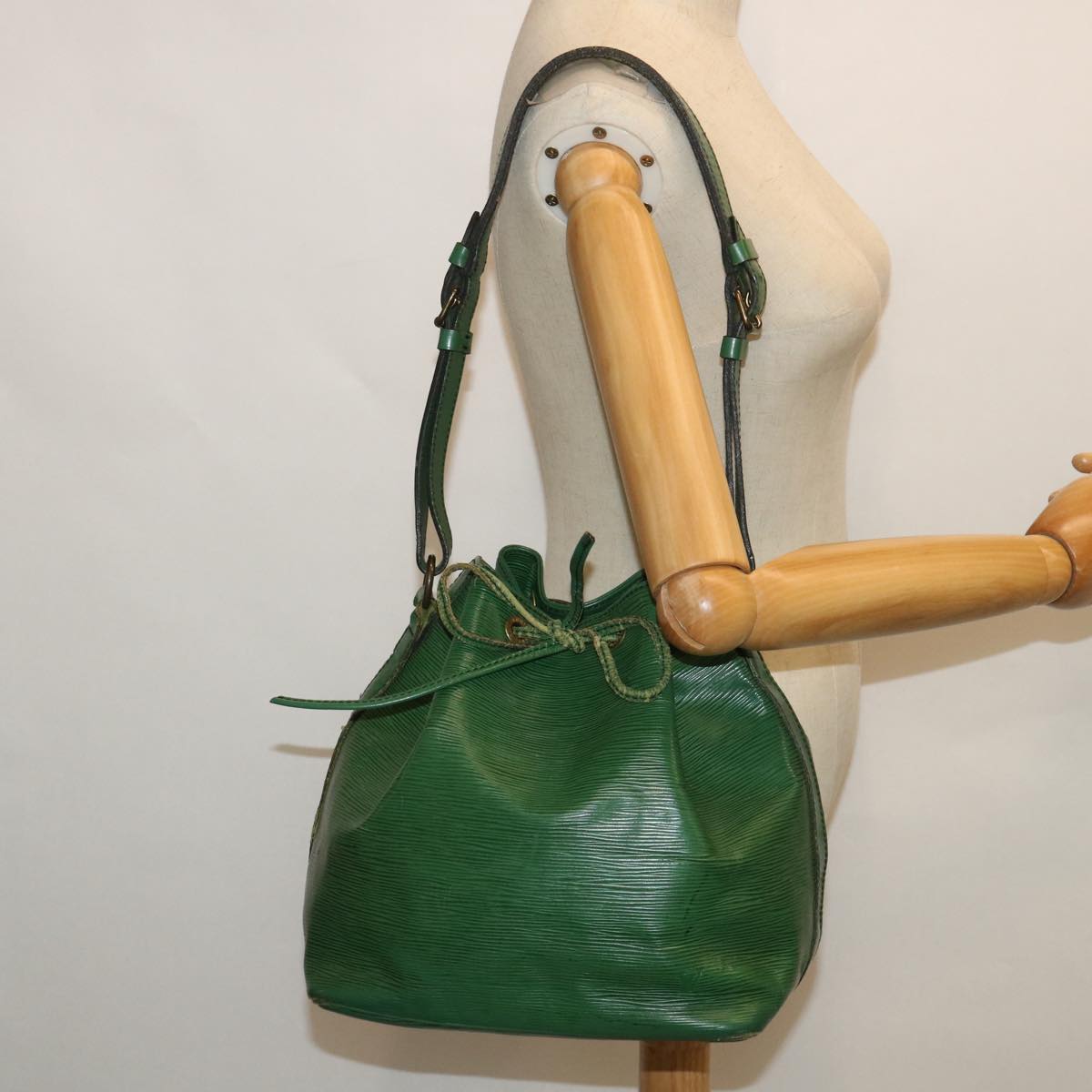 LOUIS VUITTON Epi Petit Noe Shoulder Bag Vintage Green M44104 LV Auth 54871