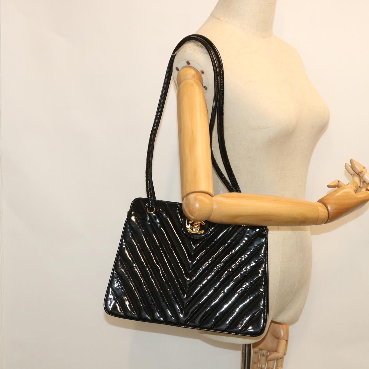 CHANEL V Stitch Turn Lock Shoulder Bag Patent leather Black CC Auth 54998