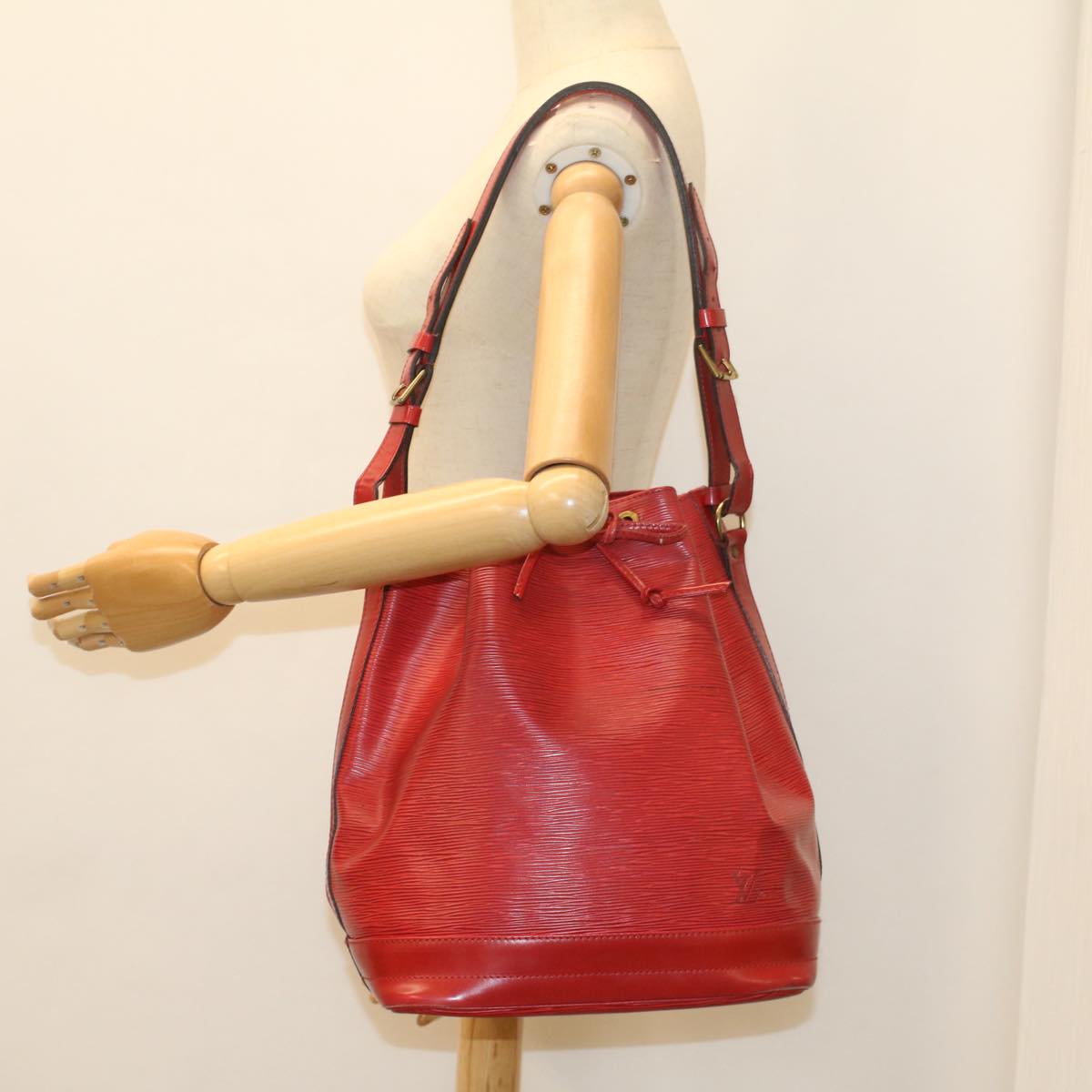 LOUIS VUITTON Epi Noe Shoulder Bag Red M44007 LV Auth 55390