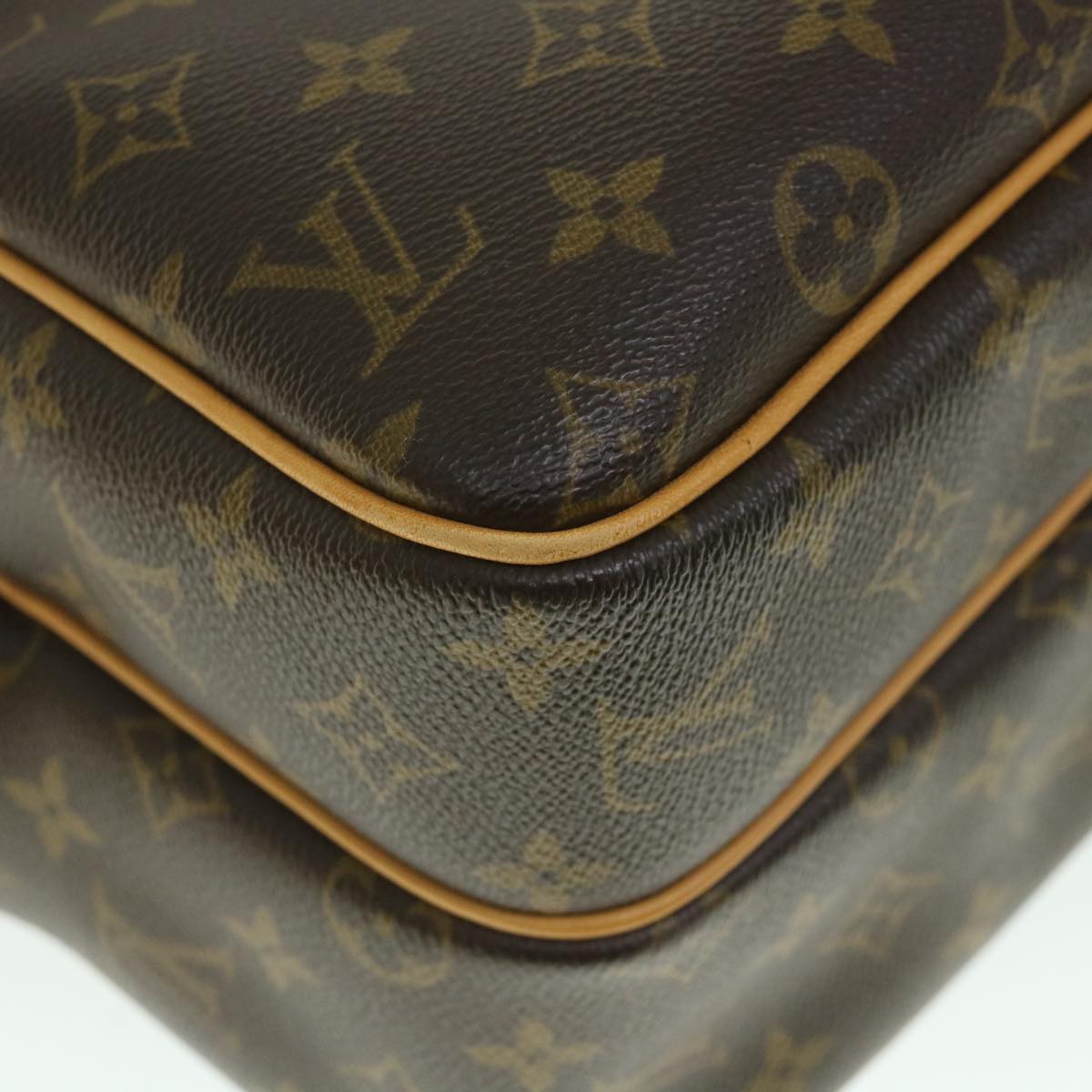 LOUIS VUITTON Monogram Reporter GM Shoulder Bag M45252 LV Auth 55635