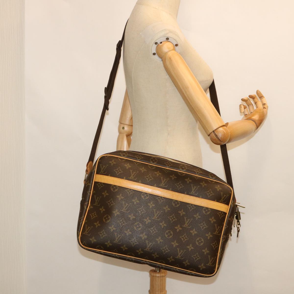 LOUIS VUITTON Monogram Reporter GM Shoulder Bag M45252 LV Auth 55635