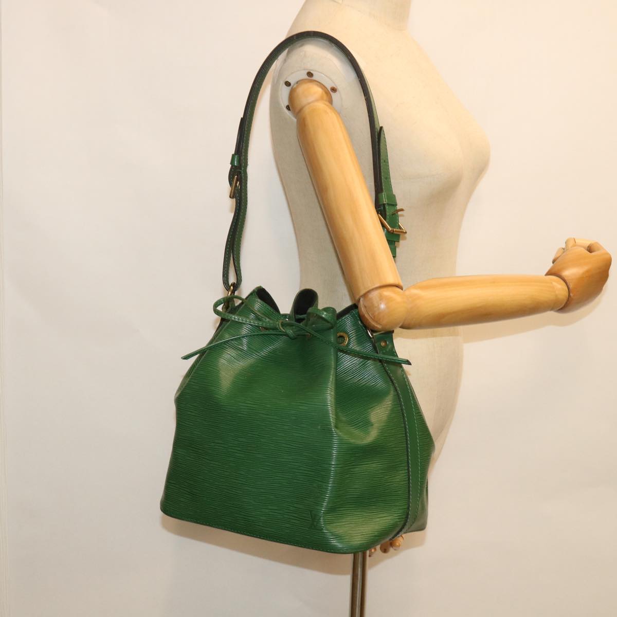 LOUIS VUITTON Epi Petit Noe Shoulder Bag Green M44104 LV Auth 55851