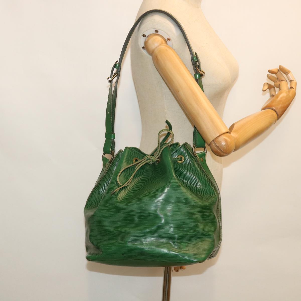 LOUIS VUITTON Epi Petit Noe Shoulder Bag Green M44104 LV Auth 56006