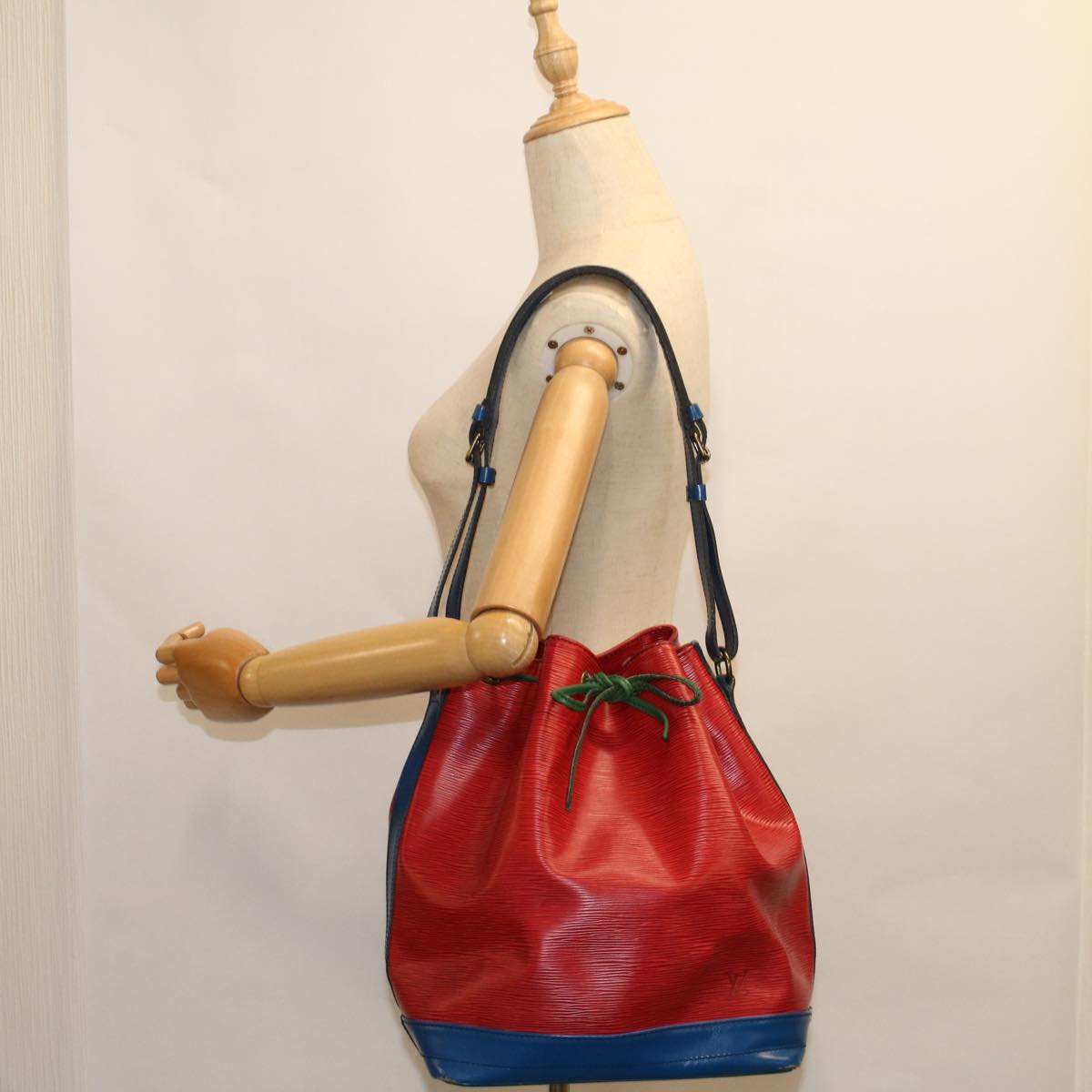 LOUIS VUITTON Epi Trico Color Noe Shoulder Bag Red Blue Green M44084 Auth 56552