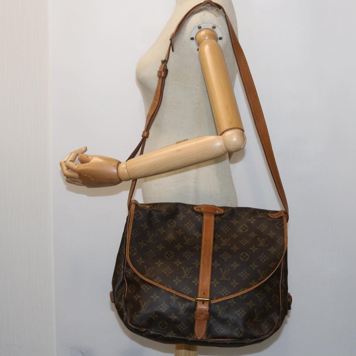 LOUIS VUITTON Monogram Saumur 35 Shoulder Bag M42254 LV Auth 56662