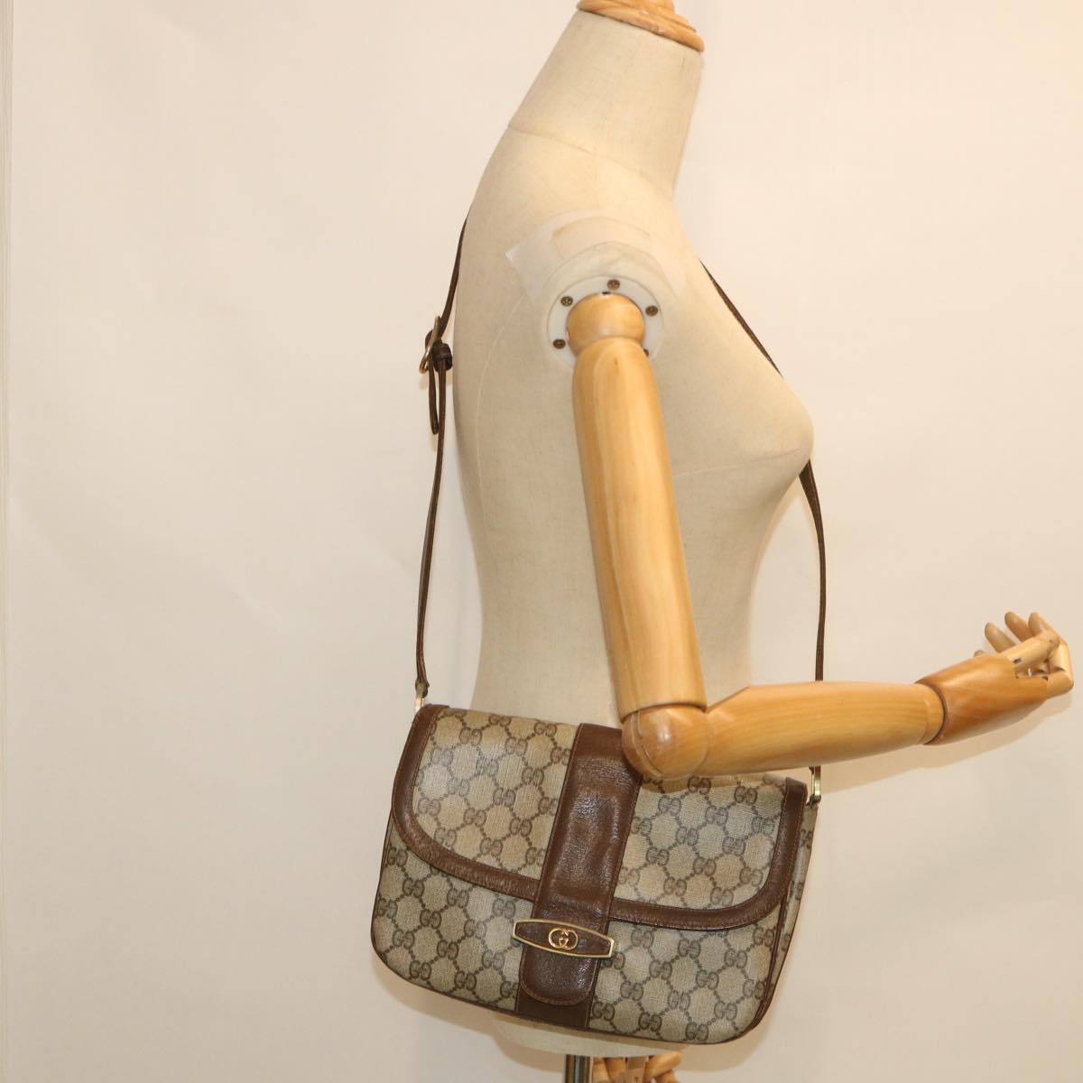 GUCCI GG Supreme Shoulder Bag PVC Leather Beige Auth 56773